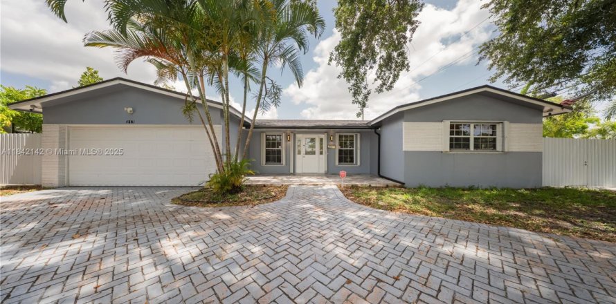 House in Hollywood, Florida 4 bedrooms, 233.56 sq.m. № 1880158