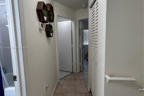 Condominio en alquiler en Miami, Florida, 2 dormitorios, 104.05 m2 № 1965236 - foto 12