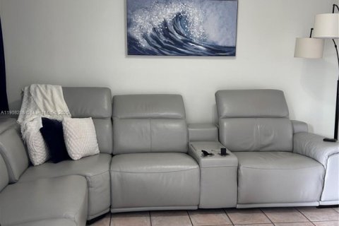 Condominio en alquiler en Miami, Florida, 2 dormitorios, 104.05 m2 № 1965236 - foto 3