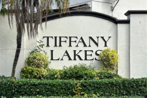 Condominio en alquiler en Miami, Florida, 2 dormitorios, 104.05 m2 № 1965236 - foto 1