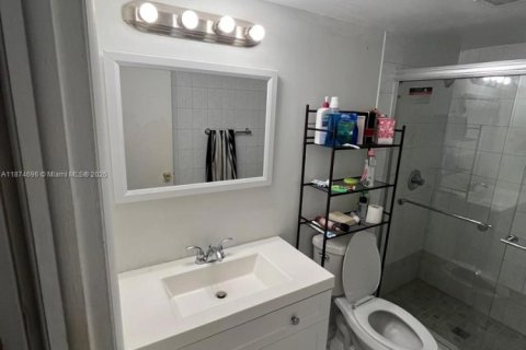 Condo in Miami, Florida, 2 bedrooms  № 1941151 - photo 8
