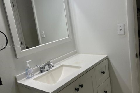 Condo in Miami, Florida, 2 bedrooms  № 1941151 - photo 6
