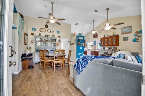 House in Palm Coast, Florida 3 bedrooms, 128.39 sq.m. № 2195433 - photo 13