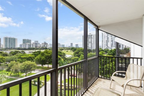 Снять в аренду кондоминиум в Авентура, Флорида 2 спальни, 87.7м2, № 1989669 - фото 8