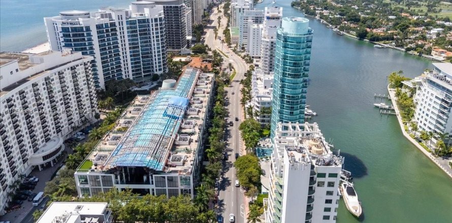Condominio en Miami Beach, Florida, 2 dormitorios № 1888402