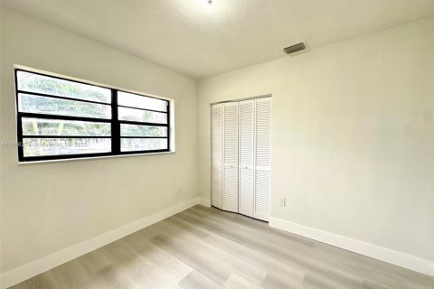 Casa en venta en Miami Gardens, Florida, 5 dormitorios, 202.71 m2 № 1971072 - foto 15