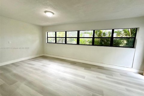 Casa en venta en Miami Gardens, Florida, 5 dormitorios, 202.71 m2 № 1971072 - foto 7