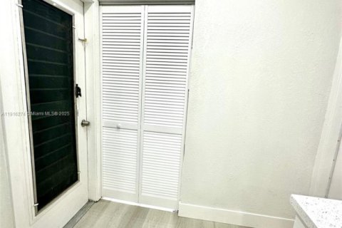 Casa en venta en Miami Gardens, Florida, 5 dormitorios, 202.71 m2 № 1971072 - foto 18