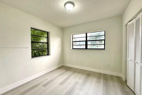 Casa en venta en Miami Gardens, Florida, 5 dormitorios, 202.71 m2 № 1971072 - foto 14