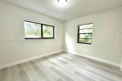 Casa en venta en Miami Gardens, Florida, 5 dormitorios, 202.71 m2 № 1971072 - foto 16