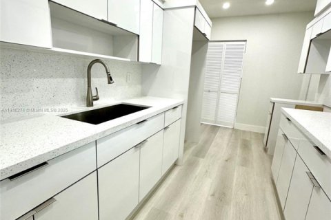 Casa en venta en Miami Gardens, Florida, 5 dormitorios, 202.71 m2 № 1971072 - foto 12