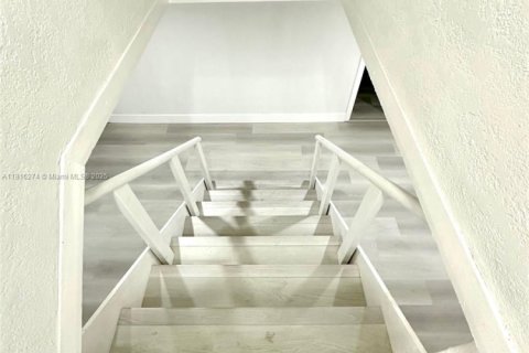 Casa en venta en Miami Gardens, Florida, 5 dormitorios, 202.71 m2 № 1971072 - foto 19