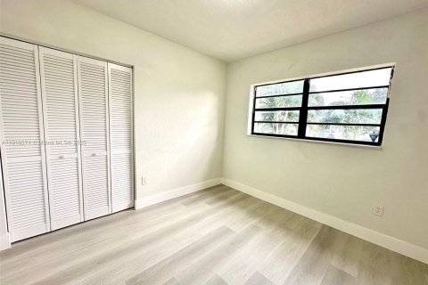 Casa en venta en Miami Gardens, Florida, 5 dormitorios, 202.71 m2 № 1971072 - foto 13