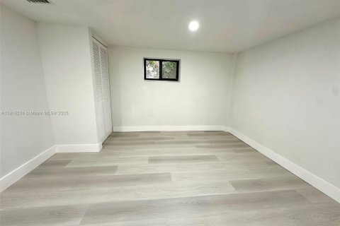 Casa en venta en Miami Gardens, Florida, 5 dormitorios, 202.71 m2 № 1971072 - foto 26