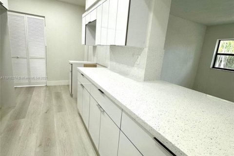 Casa en venta en Miami Gardens, Florida, 5 dormitorios, 202.71 m2 № 1971072 - foto 9