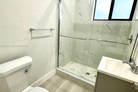 Casa en venta en Miami Gardens, Florida, 5 dormitorios, 202.71 m2 № 1971072 - foto 22