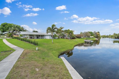 House in Wellington, Florida 4 bedrooms, 246.38 sq.m. № 876449 - photo 1