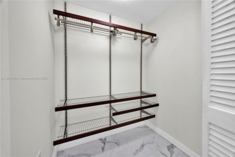 Condo in Miami, Florida, 1 bedroom  № 1954526 - photo 19