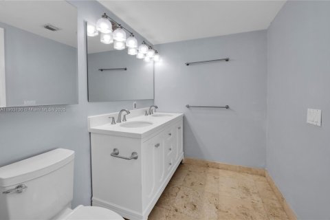 Condo in Miami, Florida, 1 bedroom  № 1954526 - photo 21