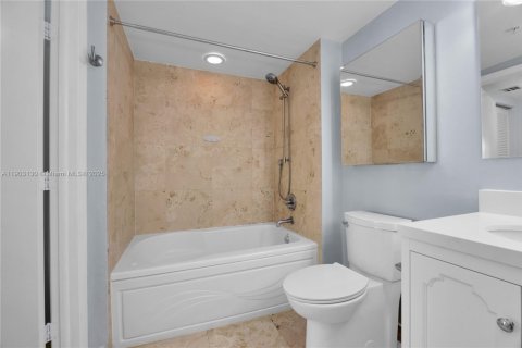 Condo in Miami, Florida, 1 bedroom  № 1954526 - photo 22