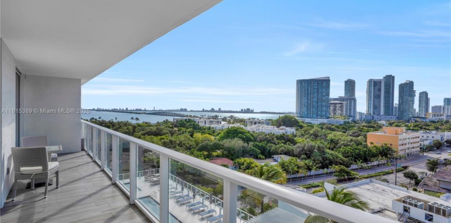 Condominio en Miami, Florida, 2 dormitorios  № 2054320