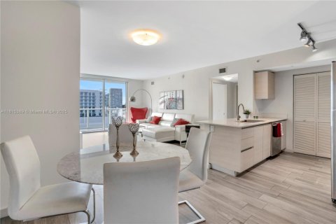 Condominio en alquiler en Miami, Florida, 2 dormitorios, 92.81 m2 № 2054320 - foto 16