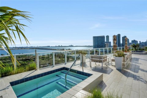 Condominio en alquiler en Miami, Florida, 2 dormitorios, 92.81 m2 № 2054320 - foto 25