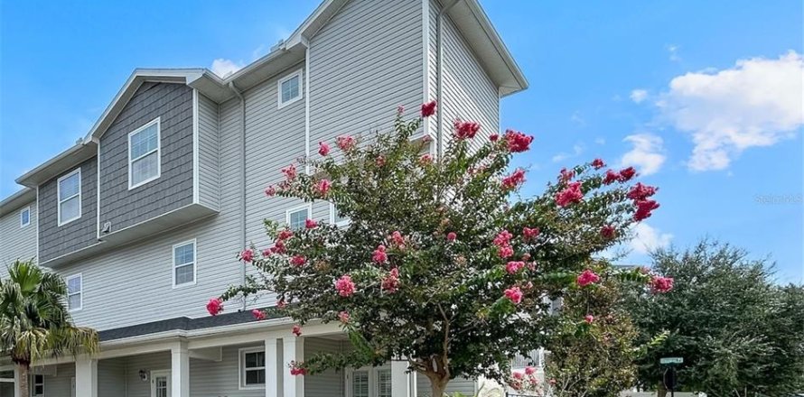 Townhouse in Dunedin, Florida 4 bedrooms, 215.16 sq.m. № 2151393
