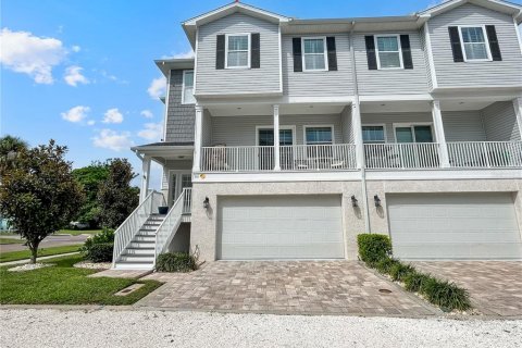 Townhouse in Dunedin, Florida 4 bedrooms, 215.16 sq.m. № 2151393 - photo 2