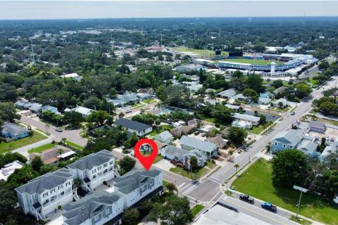 Townhouse in Dunedin, Florida 4 bedrooms, 215.16 sq.m. № 2151393 - photo 25