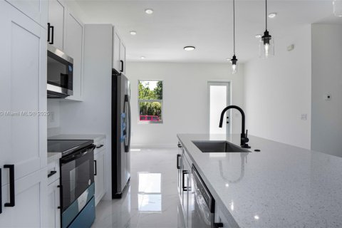 House in Punta Gorda, Florida 3 bedrooms № 1768785 - photo 9
