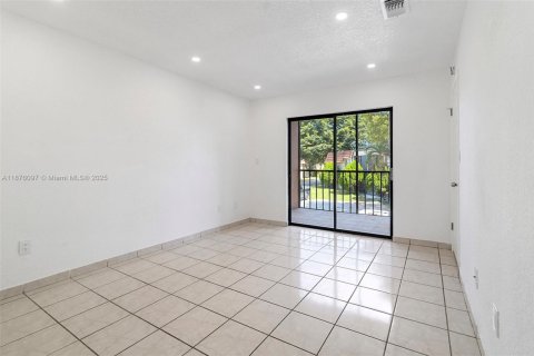 Condominio en alquiler en Hialeah, Florida, 2 dormitorios, 69.68 m2 № 1926927 - foto 12