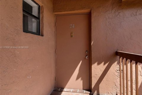 Condominio en alquiler en Hialeah, Florida, 2 dormitorios, 69.68 m2 № 1926927 - foto 3