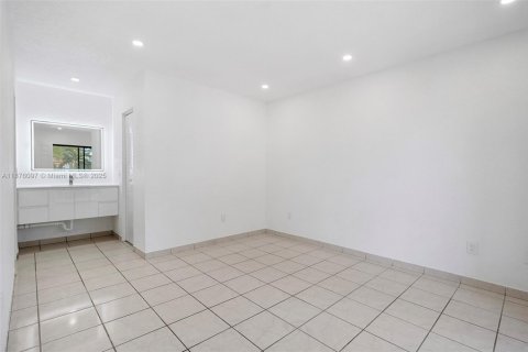 Condominio en alquiler en Hialeah, Florida, 2 dormitorios, 69.68 m2 № 1926927 - foto 13