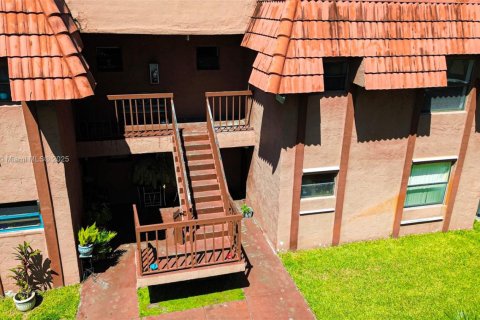 Condominio en alquiler en Hialeah, Florida, 2 dormitorios, 69.68 m2 № 1926927 - foto 1