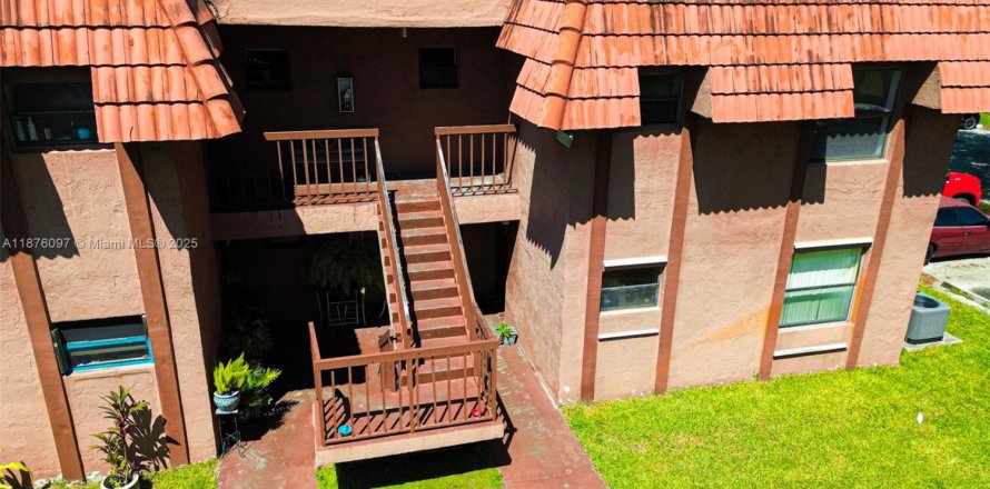 Condominio en Hialeah, Florida, 2 dormitorios № 1926927