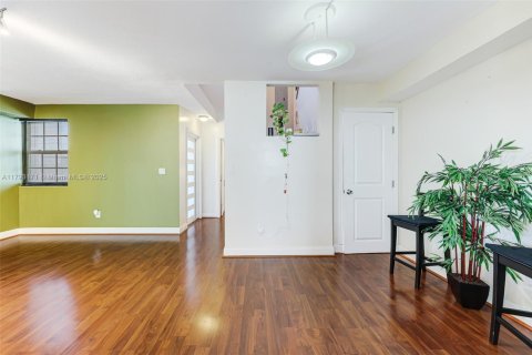 Townhouse in Cutler Bay, Florida 4 bedrooms, 120.12 sq.m. № 1892560 - photo 11