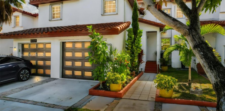 Townhouse in Cutler Bay, Florida 4 bedrooms, 120.12 sq.m. № 1892560