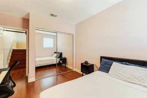 Townhouse in Cutler Bay, Florida 4 bedrooms, 120.12 sq.m. № 1892560 - photo 23
