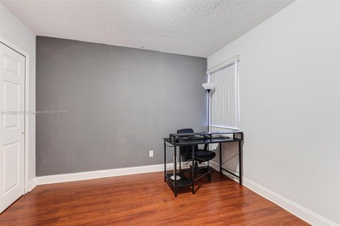 Townhouse in Cutler Bay, Florida 4 bedrooms, 120.12 sq.m. № 1892560 - photo 24
