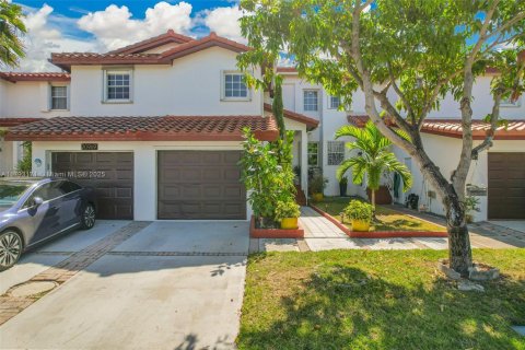 Townhouse in Cutler Bay, Florida 4 bedrooms, 120.12 sq.m. № 1892560 - photo 2