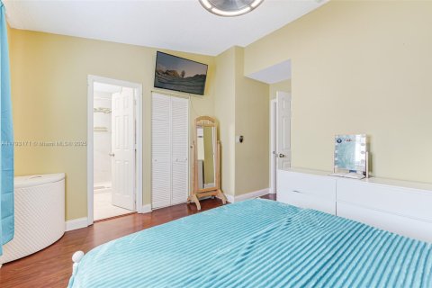 Townhouse in Cutler Bay, Florida 4 bedrooms, 120.12 sq.m. № 1892560 - photo 19