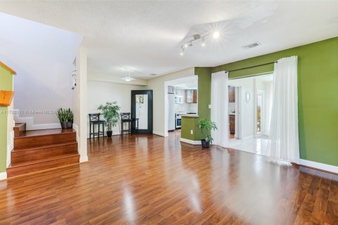 Townhouse in Cutler Bay, Florida 4 bedrooms, 120.12 sq.m. № 1892560 - photo 6