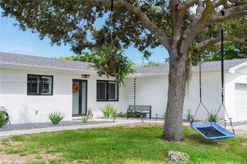 House in Cutler Bay, Florida 4 bedrooms, 152.92 sq.m. № 1947777 - photo 3