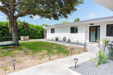 House in Cutler Bay, Florida 4 bedrooms, 152.92 sq.m. № 1947777 - photo 4