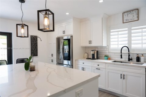 House in Cutler Bay, Florida 4 bedrooms, 152.92 sq.m. № 1947777 - photo 9