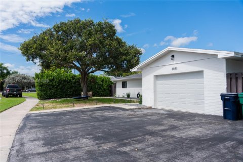 House in Cutler Bay, Florida 4 bedrooms, 152.92 sq.m. № 1947777 - photo 7