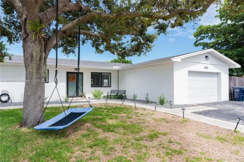 House in Cutler Bay, Florida 4 bedrooms, 152.92 sq.m. № 1947777 - photo 2