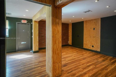 Propiedad comercial en venta en Miami, Florida № 1945351 - foto 10