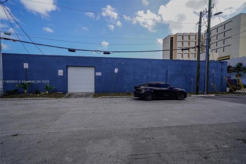 Propiedad comercial en venta en Miami, Florida № 1945351 - foto 27